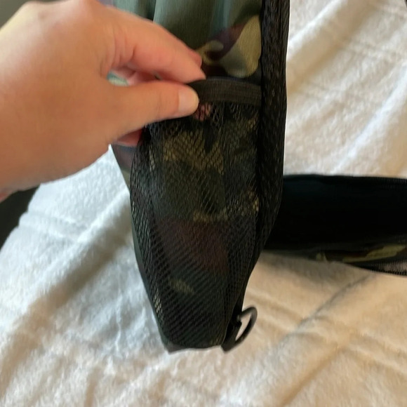 NWOT Camo mini sling crossbody bag with drink and phone carrier - Picture 4 of 8